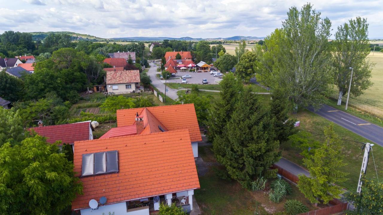 Huszar Vendeghaz Lägenhet Orvenyes Exteriör bild