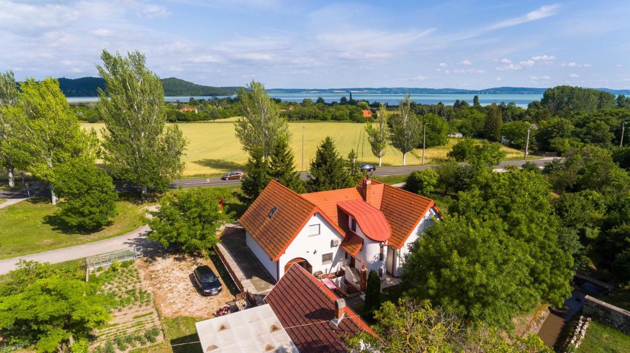 Huszar Vendeghaz Lägenhet Orvenyes Exteriör bild
