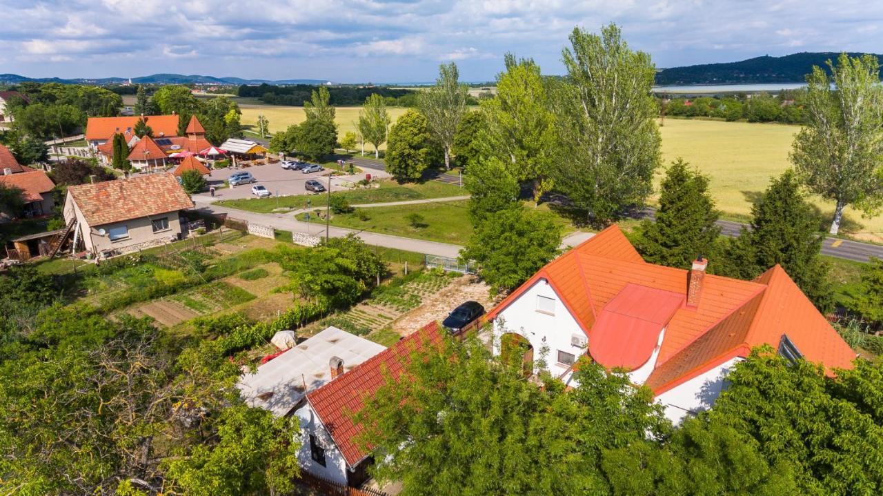 Huszar Vendeghaz Lägenhet Orvenyes Exteriör bild