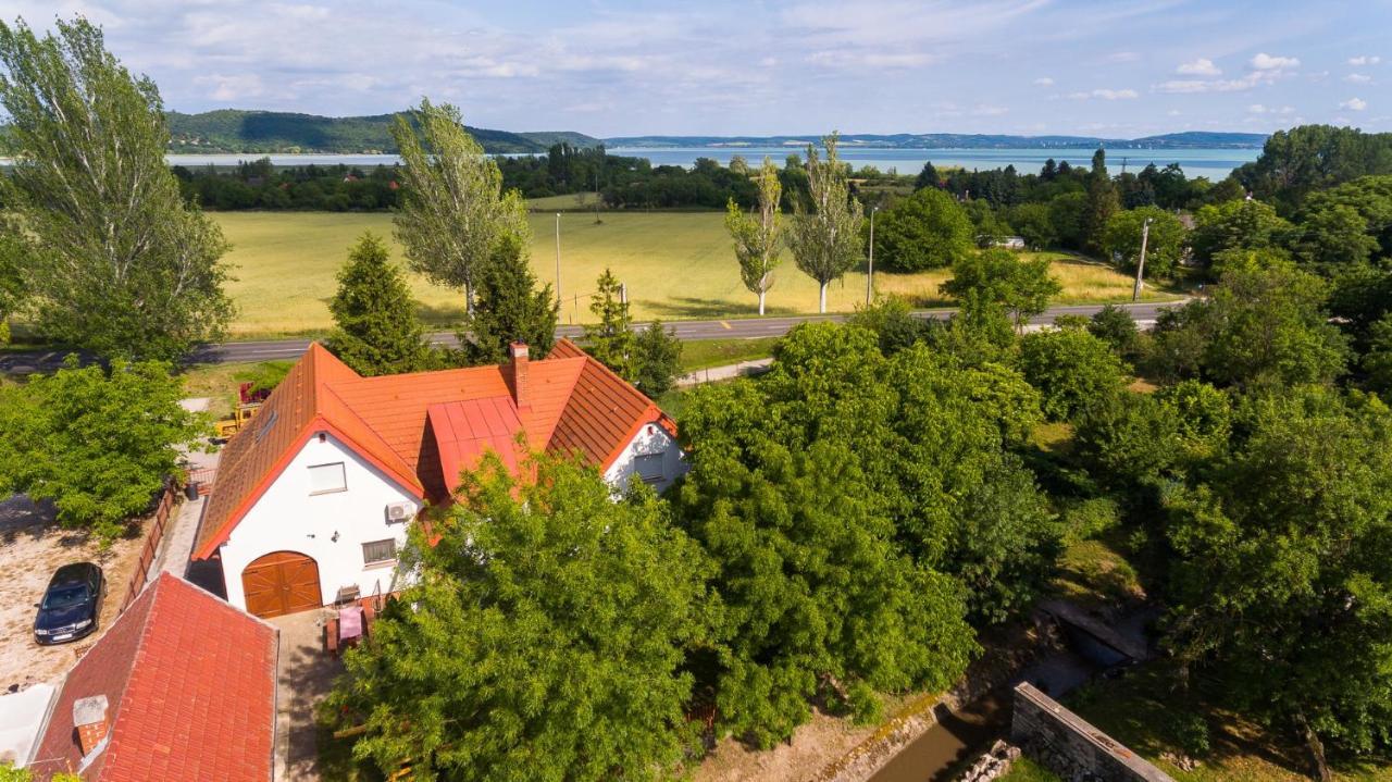 Huszar Vendeghaz Lägenhet Orvenyes Exteriör bild