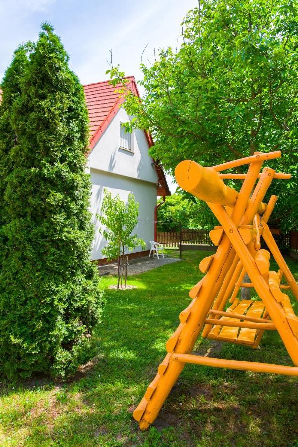 Huszar Vendeghaz Lägenhet Orvenyes Exteriör bild