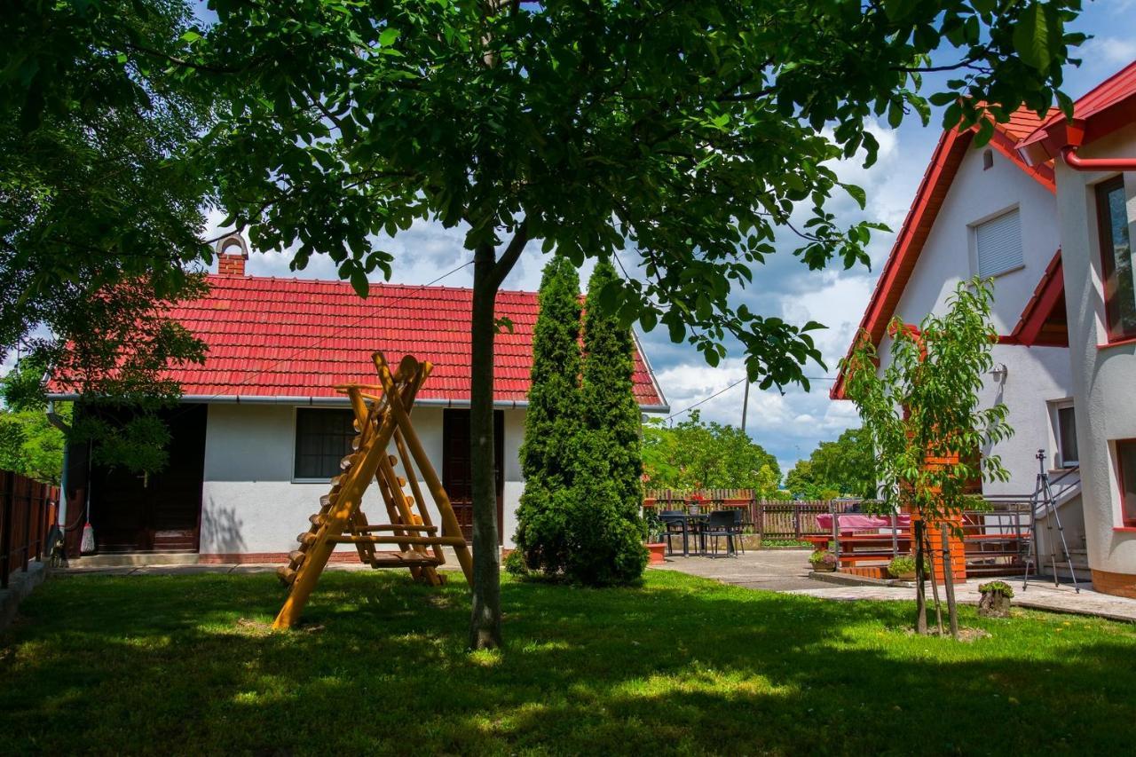 Huszar Vendeghaz Lägenhet Orvenyes Exteriör bild